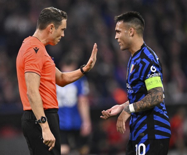 Referee Sandro Schärer (SUI) cautions Lautaro Martinez Inter Milan Milano (10) Gesture Gesture, Champions League, Allianz Arena, Munich, Bayern, Germany, Europe