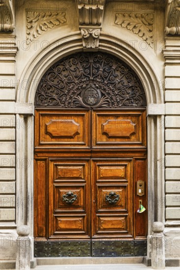 Decorated arched entrance door, historic city centre, Lucca, Tuscany, Italy, Europe