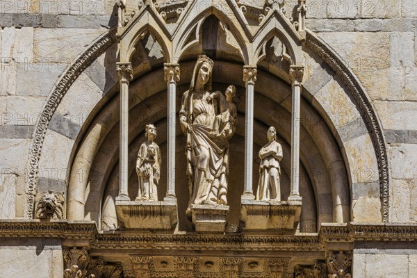 Statue of Mary with the Infant Jesus in the façade of the church of San Michele in Borgo, Pisa, Tuscany, Italy, Europe