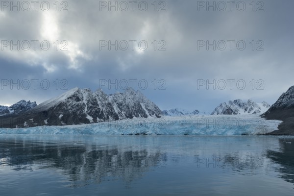Mountains and glacier edge of Monacobreen, Liefdefjord, Woodfjord area, Spitsbergen Island, Svalbard and Jan Mayen archipelago, Norway, Europe