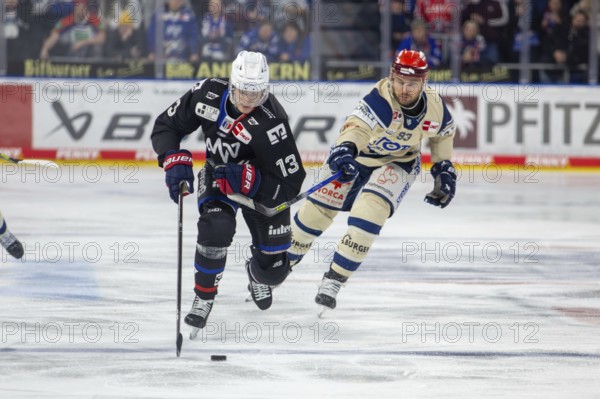 DEL, German Ice Hockey League season 2024/25, matchday 38: Adler Mannheim against Schwenninger Wild Wings. Picture: Dynamic advance by Stefan Loibl (13, Mannheim)