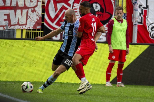 Football 3rd division, season 2024/25, matchday 8: Waldhof Mannheim vs Rot-Weiß Essen. Picture: Henning Matriciani (20, Mannheim) clarifies