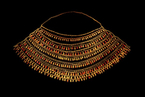 Necklace made of gold and carnelian beads in the shape of poppy flower heads, from the exhibition: Ramses the Great and the Gold of the Pharaohs, Cologne, North Rhine-Westphalia, Germany, Europe