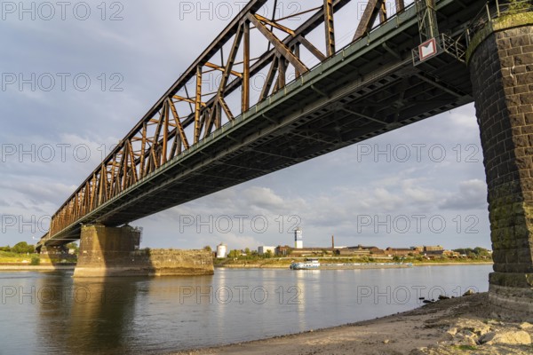 The railway bridge Duisburg-Hochfeld-Rheinhausen, over the Rhine, regional trains and many goods trains cross the Rhine here, from 1950, steel truss bridge, Duisburg, North Rhine-Westphalia, Germany, Europe