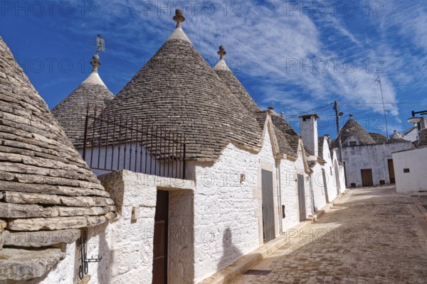 Whitewashed trulli, round houses with stone roofs, in the southern Italian town of Alberobello. The historic town centre, which is entirely built up with trulli, is a UNESCO World Heritage Site. Alberobello, Apulia, Southern Italy, Southern Europe