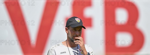 Coach Sebastian Hoeneß VfB Stuttgart, Portrait, in front of logo, Training VfB Stuttgart, Robert-Schlienz-Stadion, Stuttgart, Baden-Württemberg, Germany, Europe