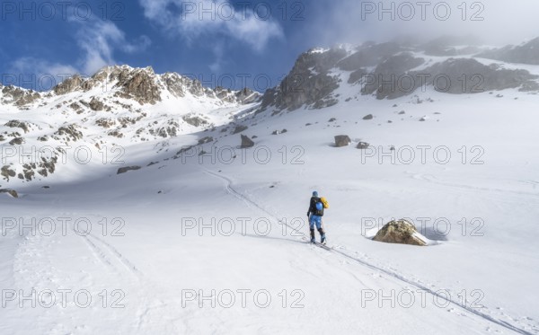 Ski tourers in a wintry mountain landscape, ascent to Porta d'Es-cha, Grisons Haute Route ski tour, Albula Alps, Rhaetian Alps, Grisons, Eastern Switzerland, Switzerland, Europe