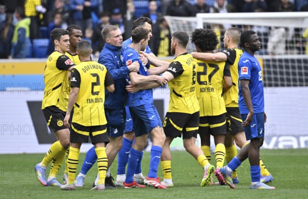 Scuffle, Arthur Chaves TSG 1899 Hoffenheim (35) and Salih Oezcan Borussia Dortmund BVB (06) clash, PreZero Arena, Sinsheim, Baden-Württemberg, Germany, Europe