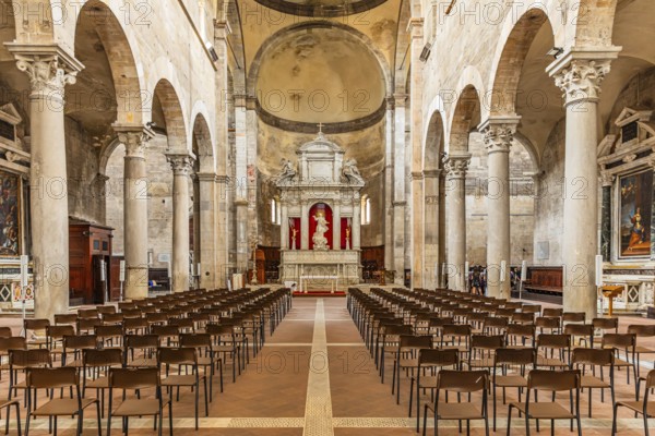 The church of San Frediano, view from the entrance to the altar, historic city centre, Lucca, Tuscany, Italy, Europe