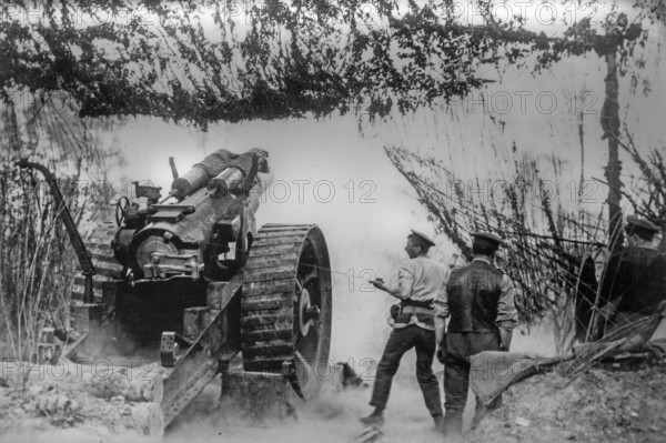 1916 British WWI artillery soldiers firing heavy 8-inch howitzer field gun during World War One at Wagnonlieu near Arras, Pas-de-Calais, France, Europe
