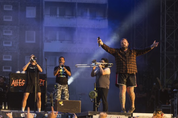 Monchi (Jan Gorkow, right), singer of Feine Sahne Fischfilet and members of the band Panteon Roccoco at the Highfield Festival on Saturday, Störmthaler See, 17.08.2024