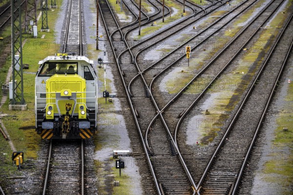 Shunting locomotive, diesel locomotive, Captrain G6, private railway company, at the Mülheim-Styrum marshalling yard, on the railway line between Mülheim an der Ruhr, and Duisburg, busy railway line, for local and long-distance traffic, freight traffic, North Rhine-Westphalia, Germany, Europe