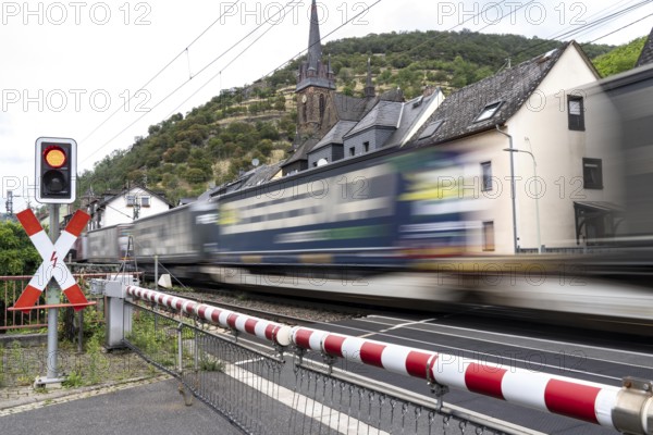 Upper Middle Rhine Valley, railway line on the right bank of the Rhine, goods train line, up to 400 freight trains run here within 24 hours, on both sides, through the Rhine Valley, directly through villages and close to buildings, level crossing, near the village of Lorch, Hesse, Germany, Europe