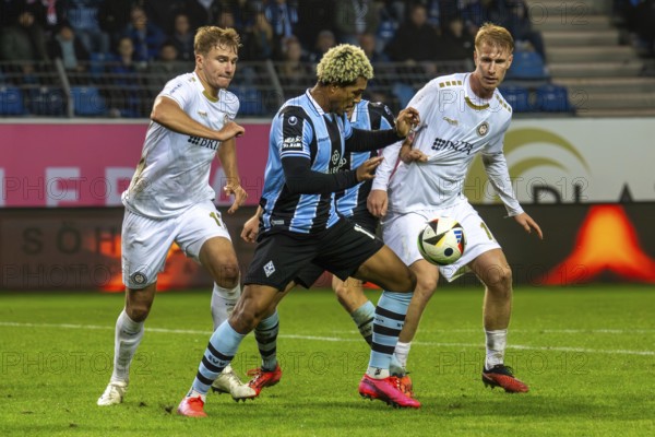 Football 3rd division, season 2024/25, matchday 12: Waldhof Mannheim vs SV Wehen-Wiesbaden. On the ball: Samuel Abifade (17, Mannheim)