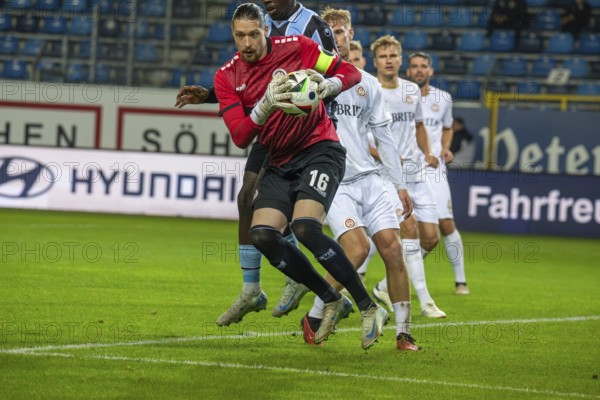 Football 3rd division, season 2024/25, matchday 12: Waldhof Mannheim vs SV Wehen-Wiesbaden. Picture: Florian Stritzel (16, Wehen-Wiesbaden) has the ball safely