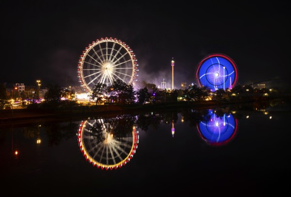 Night shot, overview, reflection in the river Neckar, Ferris wheel, Europa Rad, Gladiator, rides, movement, movement effect, Cannstatter Wasen, folk festival, Bad Cannstatt, Stuttgart, Baden-Württemberg, Germany, Europe