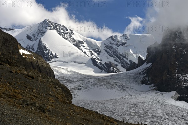 The cloud-capped Wyssi Frau peak above the Blüemlisalp glacier, Kandersteg, Bernese Oberland, Switzerland, Europe