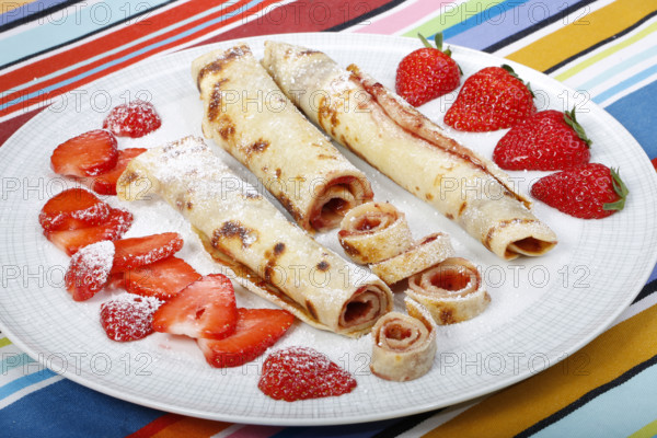 Swabian cuisine, filled pancakes, Flädle with strawberry jam and icing sugar, Gsälz, fresh strawberries, sweet, dessert, dessert, served on a plate, grandmother's kitchen, regional, home cooking, typical Swabian, Swabian kitchen classic, traditional cuisine, food photography, studio, Germany, Europe