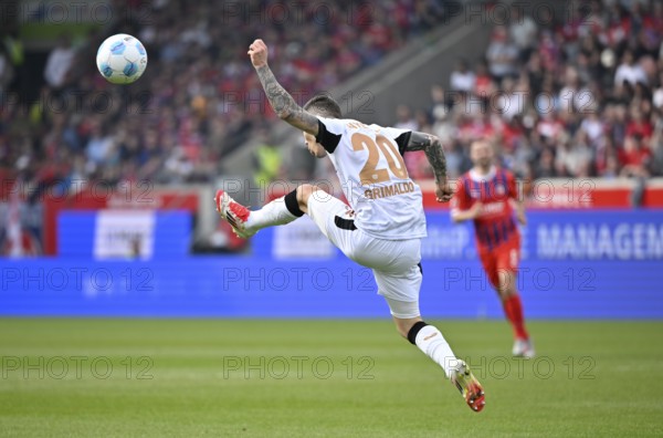 Alejandro Grimaldo Bayer 04 Leverkusen (20) acrobatic on the ball, action, Voith-Arena, Heidenheim, Baden-Württemberg, Germany, Europe