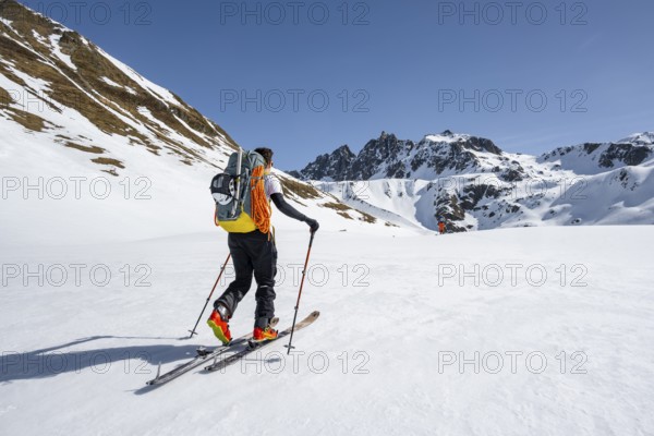 Ski tourers on the Graubünden Haute Route, Snow-covered mountains, Winter in the Albula Alps, Graubünden, Switzerland, Europe