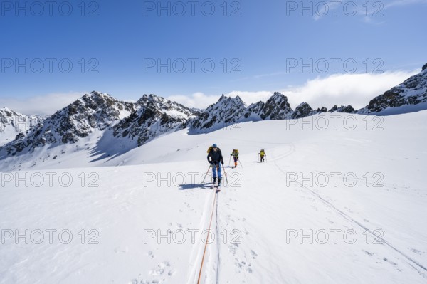 Ski tourer with rope, rope team on the Vadret da Porchabella glacier on the ascent to the summit of Piz Kesch, mountain landscape in winter, alpine tour, ski tour Bündner Haute Route, Albula Alps, Rhaetian Alps, Grisons, Eastern Switzerland, Switzerland, Europe
