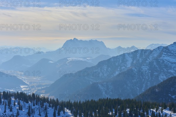 Snowy mountain landscape in the morning light, mountain ranges in the background, Wilderkaiser, Kaiser Mountains, Tyrol, Austria, Europe