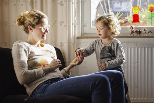 Mother and child playing together, Bonn, 31.03.2024