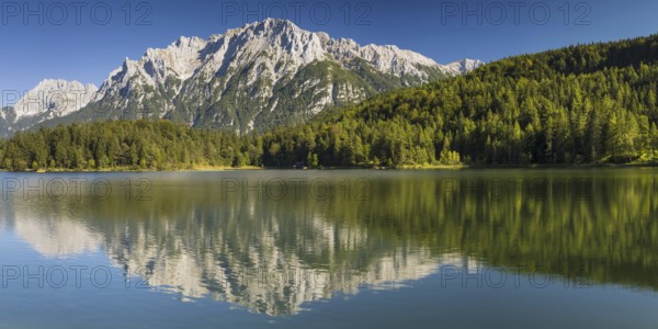 Lautersee, near Mittenwald, with the Karwendel mountains behind it, Werdenfelser Land, Upper Bavaria, Bavaria, Germany, Europe