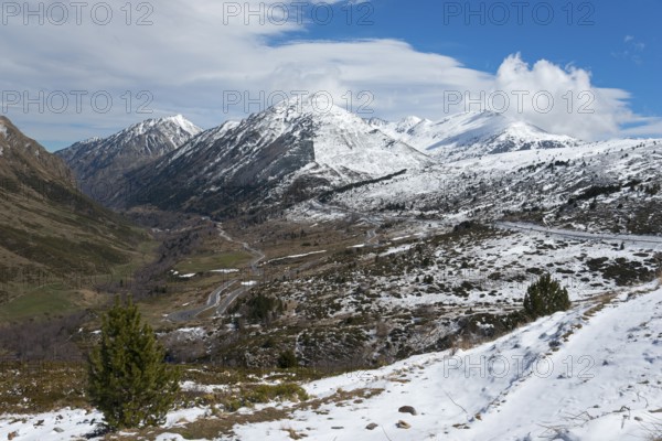 Weitläufiges Tal in den Bergen, teils mit Schnee bedeckt, unter blauem Himmel, nördlich von El Pas de la Casa, Pyrénées-Orientales, Encamp, Fürstentum Andorra, Pyrenäen