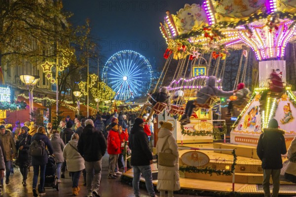 Christmas market on Königsstraße in the city centre of Duisburg, pre-Christmas season, Christmas lights, Ferris wheel, chain carousel, Christmas market stalls, crowds, North Rhine-Westphalia, Germany, Europe