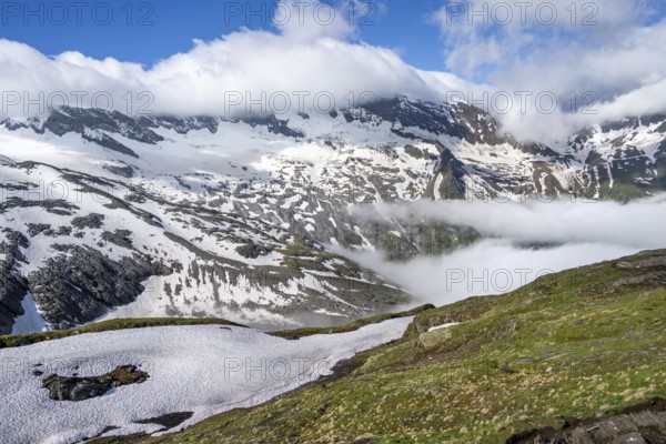 Mountain landscape with high fog in the valley, summit Hoher Weißzint with glacier Schlegeiskees, Berliner Höhenweg, Zillertal Alps, Tyrol, Austria, Europe