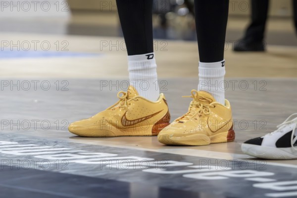 Basketball player wears Nike LeBron 21 Melo Melo basketball shoes (2023)