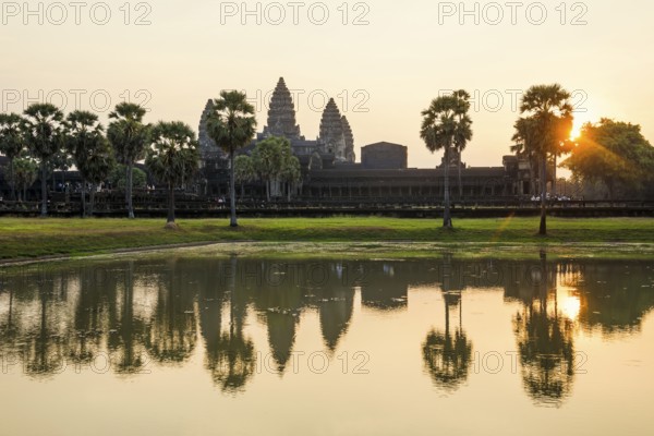 Angkor Wat, sunrise, Angkor, UNESCO World Heritage Site, Siem Reap, Cambodia, Indochina, Southeast Asia, Asia