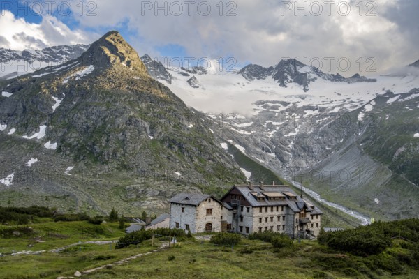 Mountain hut with Steinmandl mountain peak and Waxeggkees glacier, Berliner Hütte Alpine Club hut, Berliner Höhenweg, Zillertal Alps, Tyrol, Austria, Europe