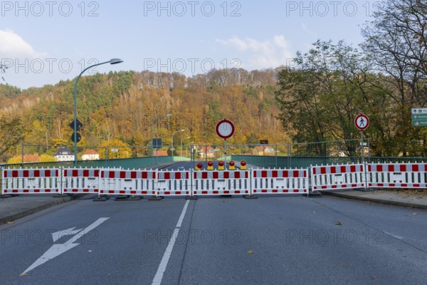 The Elbe bridge in Bad Schandau (B 172) is closed to all traffic with immediate effect. This measure follows a recent special inspection and the resulting inspection report. The bridge must be closed immediately due to longitudinal cracks in the lower span and the associated risk to its load-bearing capacity. The bridge will remain fully closed to all traffic until further notice, but at least until the end of 2024., Elbe bridge in Bad Schandau, Bad Schandau, Saxony, Germany, Europe