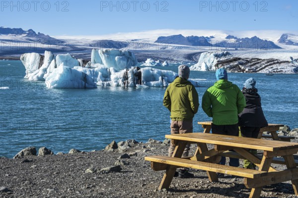 Tourists at the glacier lagoon Jökulsarlon, melting icebergs, Vatnajökull glacier, Iceland, Europe