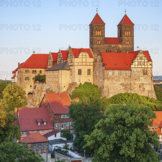 View of the Schlossberg with St Servatius collegiate church and castle and the half-timbered houses of the old town in the evening, UNESCO World Heritage Site, Quedlinburg, Saxony-Anhalt, Germany, Europe