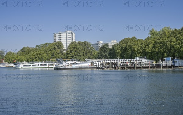 Residential buildings and jetties in Tegel, Greenwichpromenade, Tegeler See, Tegel, Reinickendorf, Berlin, Germany, Europe