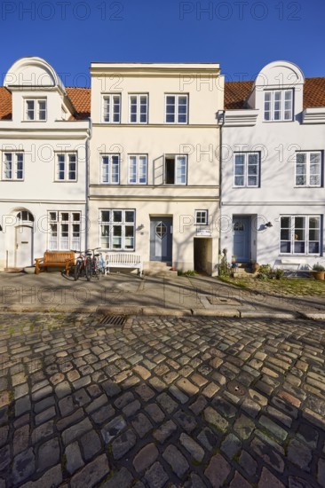 Historic houses, facades with windows, roofs with red roof tiles and dormers, cobblestone pavement, street An der Obertrave, Old Town, Hanseatic City of Lübeck, independent city, Schleswig-Holstein, Germany, Europe