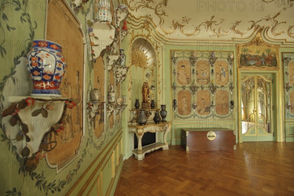 Chinese room with porcelain vases, mirrors, stucco, ornaments, chest, parquet floor, porcelain, arts and crafts, exhibits, interior view, room, castle, Lichtenwalde, Niederwiesa, Saxony, Germany, Europe