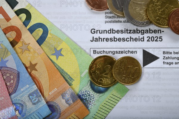 Property tax annual tax assessment 2025, symbolic image property tax reform, property tax, assessment, reform, tax assessment, tax office, banknotes, banknotes, EURO, coins, Baden-Württemberg, Germany, Europe