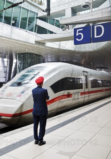 ICE at the centre platform with Deutsche Bahn staff, long-distance train station, airport, Frankfurt am Main, Hesse, Germany, Europe