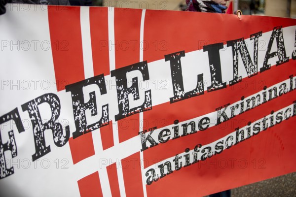 Karlsruhe: Antifa demonstrators in front of the Federal Court of Justice. The main appeal hearing in the Lina E. case is taking place there