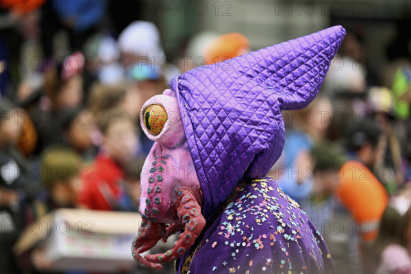 Person masked as an octopus at the carnival parade of the Wey guild on Rose Monday, Güdismäntig, Lucerne Carnival 2024, Lucerne, Switzerland, Europe