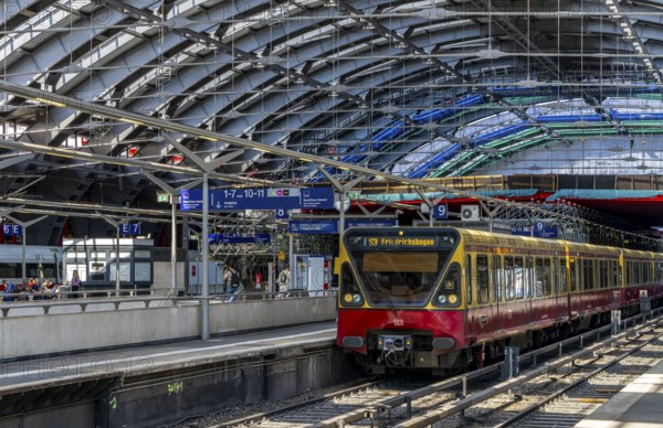 S-Bahn, platform and construction work at Berlin Ostbahnhof, Friedrichshain, Berlin, Germany, Europe