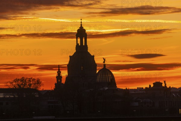 Sunset on the banks of the Elbe in Dresden, with a view of the historic old town, Dresden, Saxony, Germany, Europe