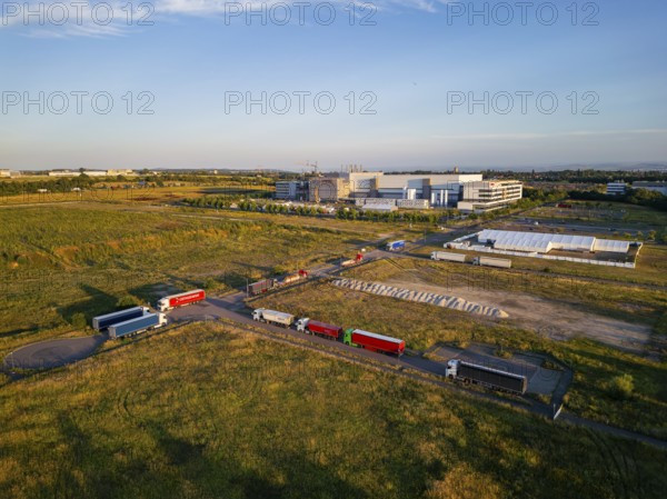 The Taiwanese chip manufacturer TSMC is building a new chip factory in Dresden together with Bosch, Infineon and NXP. The site is next to Bosch's new location in the north of Dresden. Construction of the new TSMC chip factory in Dresden is due to begin on 20 August. The chip manufacturer's CEO is also expected to attend the ground-breaking ceremony in Dresden. The plant is scheduled to open in 2027. Two heavily guarded tents behind a construction fence are the signs of the start of construction, aerial view TSMC site, Dresden, Saxony, Germany, Europe