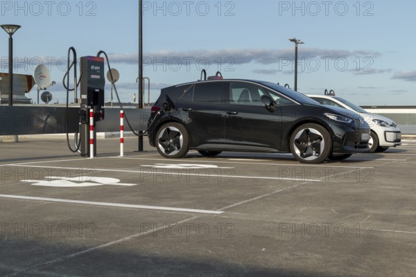 Mobility, e-charging Hamburg, cars at charging stations, charging station for electric vehicles on the car park deck of MediaMarkt Tech Village, Hamburg, Germany, Europe