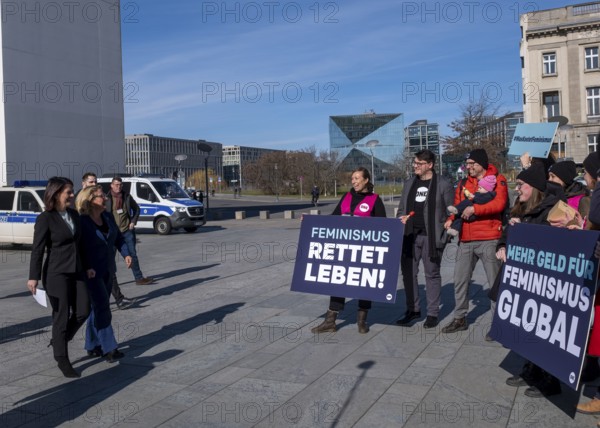 Germany, Berlin, 01.03.2023, Aid organisations welcome feminist strategies, Aid agencies and development organisations welcome the feminist strategies of Foreign Minister Annalena Baerbock (Greens) and Development Minister Svenja Schulze (SPD) on Wednesday. The Federal Cabinet discusses guidelines for a feminist development policy and the strategy for a feminist foreign policy. Photo: Demonstration in favour of feminist development cooperation in front of the Chancellery in Berlin, Europe