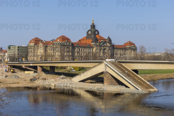 After the partial collapse of the Carola Bridge, a dam was built for the demolition work on the Neustädter Elbufer. D, Dresden, Saxony, Germany, Europe